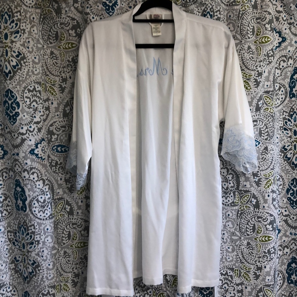 The Mrs. Robe - Picture 4 of 5